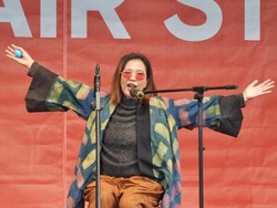 Oppie Andaresta Bermusikalisasi Puisi Jokpin di Frankfurt Book Fair