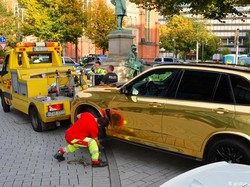 Polisi Sita SUV BMW karena Pakai Cat Warna Emas yang BIkin Silau