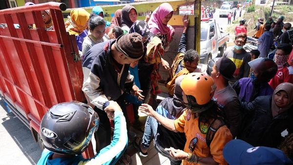 Angin Kencang Terjang Magelang, Warga Ramai-ramai Mengungsi