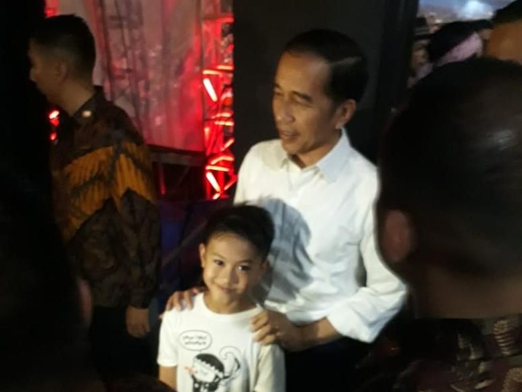 Saat Jokowi Penuhi Ajakan Foto Fans Cilik Usai Nonton Konser