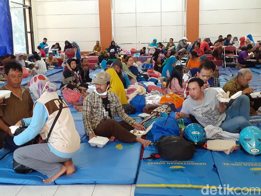 Mayoritas Pengungsi Angin Kencang di Batu Terserang ISPA dan Iritasi Mata Mayoritas Pengungsi Angin Kencang di Batu Terserang ISPA dan Iritasi Mata