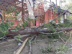 Diterjang Angin Berdebu, Bangunan Warga di Desa Sumberbrantas Rusak!