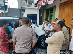 Massa Geruduk dan Ancam Bakar Kantor Harian Lokal di Ambon