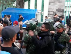 Laga di Mandala Krida Ricuh, Penonton Pingsan Kena Gas Air Mata