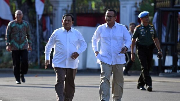 Ketua Umum Partai Gerindra Prabowo (kiri) didampingi Wakil Ketua Umum Edhy Prabowo berjalan memasuki kompleks Istana Kepresidenan, Jakarta, Senin (21/10/2019). Menurut rencana Presiden Joko Widodo akan memperkenalkan jajaran kabinet barunya usai dilantik Minggu (20/10/2019) kemarin untuk masa jabatan keduanya bersama Wapres Ma'ruf Amin periode tahun 2019-2024. ANTARA FOTO/Wahyu Putro A/foc.