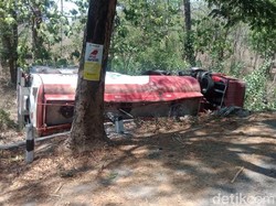 Truk Tangki Muat Avtur Terguling di Hutan Madiun, Sopir dan Kenek Selamat