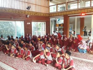 Puluhan Anak di Kota Kediri Sambut HSN dengan Nobar Film Sang Kiai