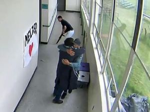 Saat Guru AS Melucuti dan Memeluk Siswa yang Bawa Shotgun ke Sekolah