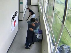 Saat Guru AS Melucuti dan Memeluk Siswa yang Bawa Shotgun ke Sekolah