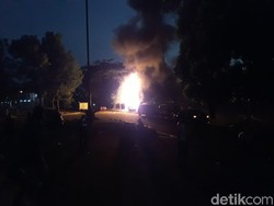 Laga di Stadion Mandala Krida Ricuh, Mobil Polisi Terbakar