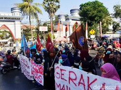 Mahasiswa Makassar Demo Blokir Jalan, Desak Jokowi Pilih Menteri yang Bersih
