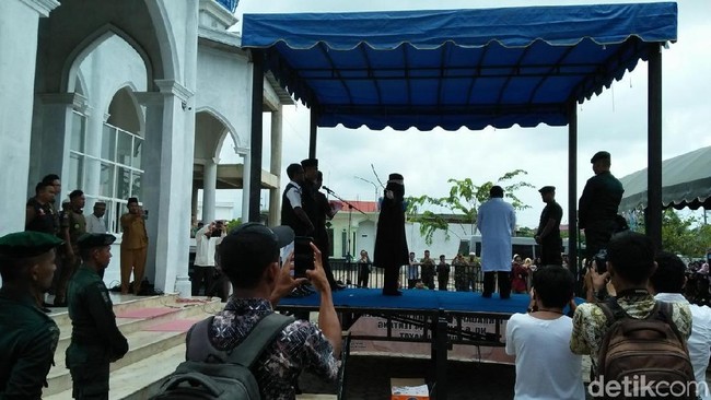 Main Judi Batu Domino, 4 Sopir di Banda Aceh Dihukum Cambuk