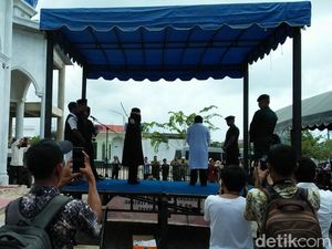 Main Judi Batu Domino, 4 Sopir di Banda Aceh Dihukum Cambuk