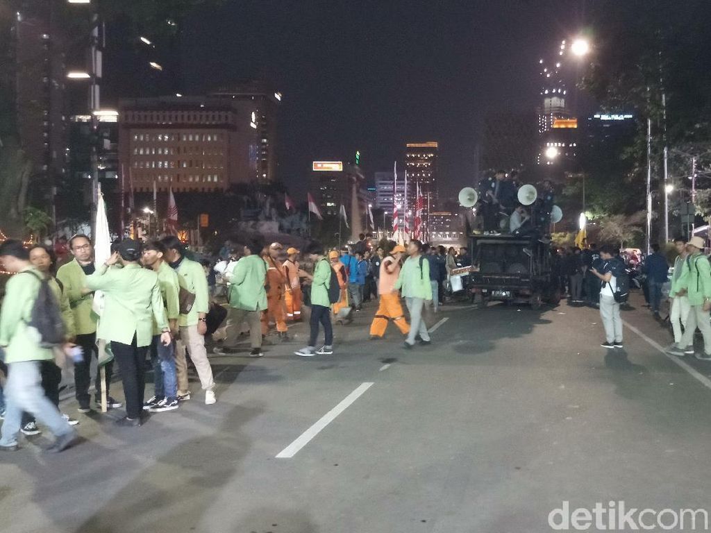 Usai Demo di Patung Kuda, Massa BEM SI Bubar Usai Demo di Patung Kuda, Massa BEM SI Bubar