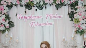Gaya Istri Young Lex Berhijab Saat Pengajian 7 Bulan Kehamilan