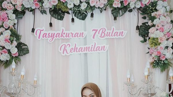 Gaya Istri Young Lex Berhijab Saat Pengajian 7 Bulan Kehamilan