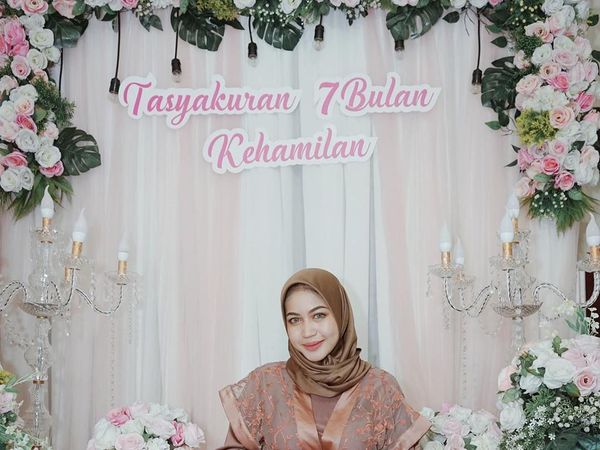 Gaya Istri Young Lex Berhijab Saat Pengajian 7 Bulan Kehamilan
