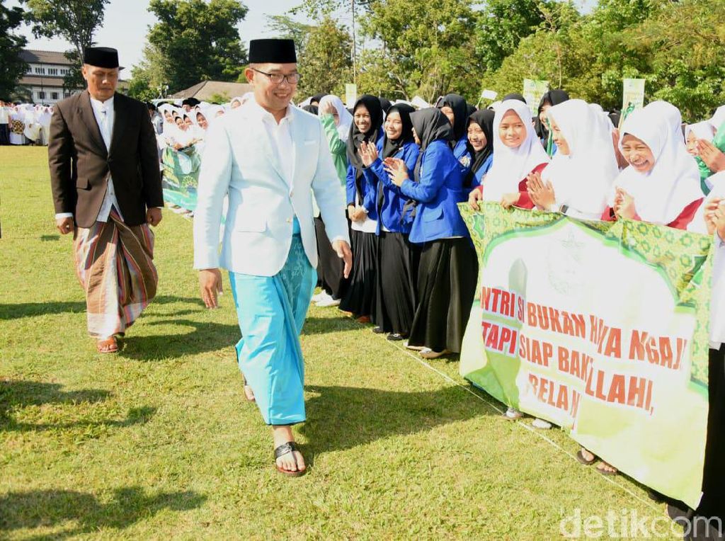 Bersarung di Hari Santri, Ridwan Kamil: 1.100 Pesantren Siap Pasarkan Produk Bersarung di Hari Santri, Ridwan Kamil: 1.100 Pesantren Siap Pasarkan Produk