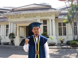 Cerita Reza, Anak Sopir yang Lulus Cumlaude dari ITB