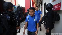 Pemain Persib tiba di stadion dengan pengawalan ketat.