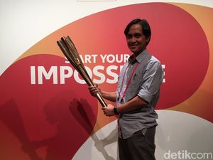 Grogi Banget Memegang Obor Olimpiade