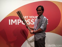 Grogi Banget Memegang Obor Olimpiade