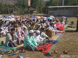 Kekeringan di 14 Kecamatan, Ratusan Warga Trenggalek Salat Istisqa