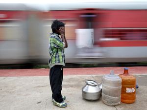 Kisah Bocah Pengangkut Air, Tiap Hari Naik Kereta 14 Km