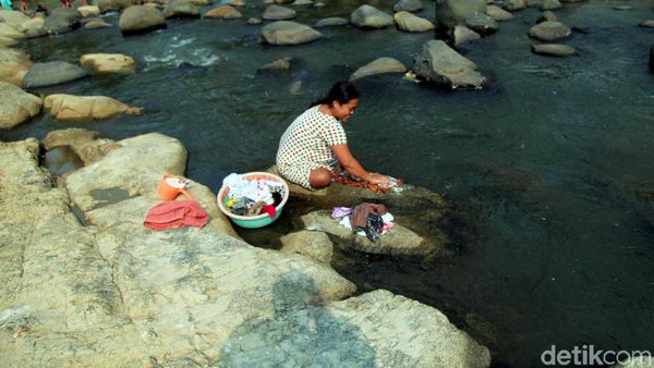 Warga Jasinga Bogor Manfaatkan Air Sungai untuk Mencuci