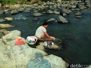 Warga Jasinga Bogor Manfaatkan Air Sungai untuk Mencuci