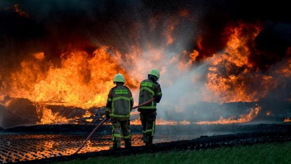 Petugas Damkar Berjibaku Padamkan Kebakaran Pipa Minyak Pertamina