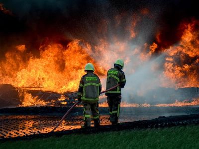 Petugas Damkar Berjibaku Padamkan Kebakaran Pipa Minyak Pertamina