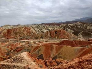 Menikmati Keindahan Gunung Pelangi di Tiongkok