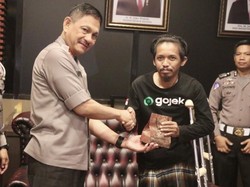 Kapolda Sulsel Santuni Driver Ojol yang Tertabrak Mobil Polisi