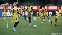 Para pemain Bhayangkara FC menjalani latihan di Stadion PTIK, Jakarta.