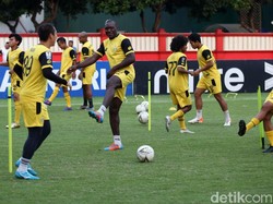 Para pemain Bhayangkara FC menjalani latihan di Stadion PTIK, Jakarta.
