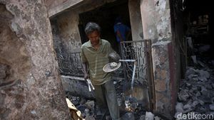 Mengais yang Tersisa dari Kebakaran di Jatinegara