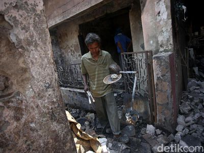 Mengais yang Tersisa dari Kebakaran di Jatinegara