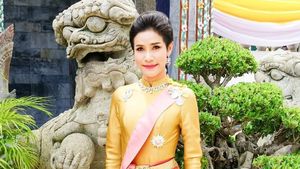 Foto: Gaya Selir Berambut Bondol yang Gelarnya Dicabut Raja Thailand