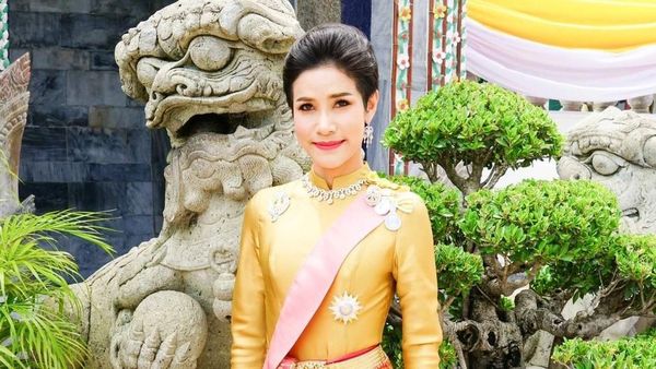 Foto: Gaya Selir Berambut Bondol yang Gelarnya Dicabut Raja Thailand