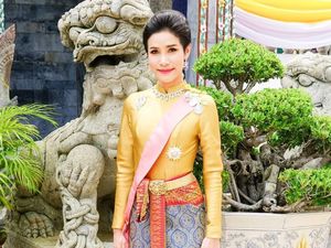 1.400 Foto Syurnya Bocor, Selir Raja Thailand Sibuk Ikut Sang Raja Blusukan