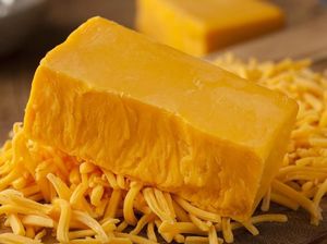 Warna Keju Cheddar Ada yang Putih dan Kuning, Apa Bedanya?
