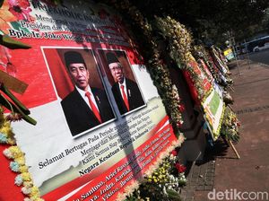 Jejeran Karangan Bunga untuk Jokowi-Maruf di Istana