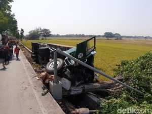 Sopir Ngantuk, Truk Kontainer Terguling di Jalur Lingkar Utara Sragen