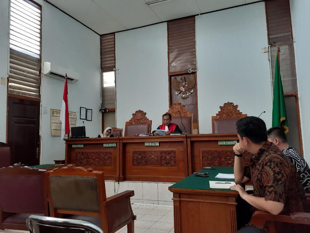 Hakim Tolak Praperadilan Eks Dirut Jasa Tirta II Hakim Tolak Praperadilan Eks Dirut Jasa Tirta II