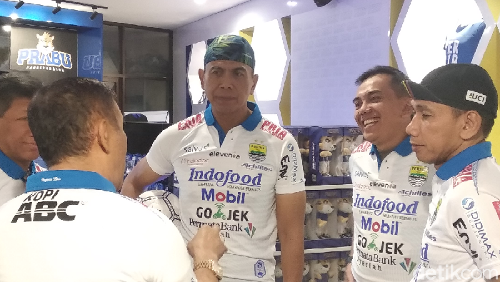 Kapolda Jawa Barat Irjen Rudy Sufahriadi bertemu manajemen Persib Bandung. (Foto: Dony Indra Ramadhan/Detikcom) Kapolda Jawa Barat Irjen Rudy Sufahriadi bertemu manajemen Persib Bandung. (Foto: Dony Indra Ramadhan/Detikcom)