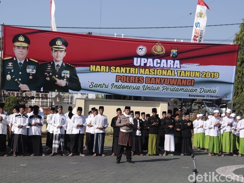 Polisi Banyuwangi Ajak Santri Bijak Bermedsos Polisi Banyuwangi Ajak Santri Bijak Bermedsos