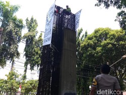 Pria yang Panjat Beton di Belakang DPR-Tagih Janji Jokowi Ternyata Agustinus
