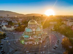 Bulgaria Wajibkan Tes COVID-19 Buat Turis yang Mau Liburan ke Sana