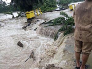 Banjir di Agam Sumbar, Jalanan Amblas